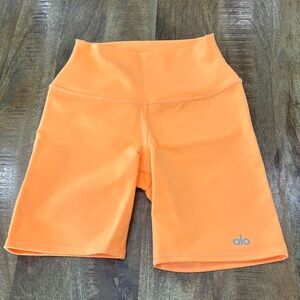 Alo Yoga HIGH-WAIST BIKER SHORT - NEON APRICOT